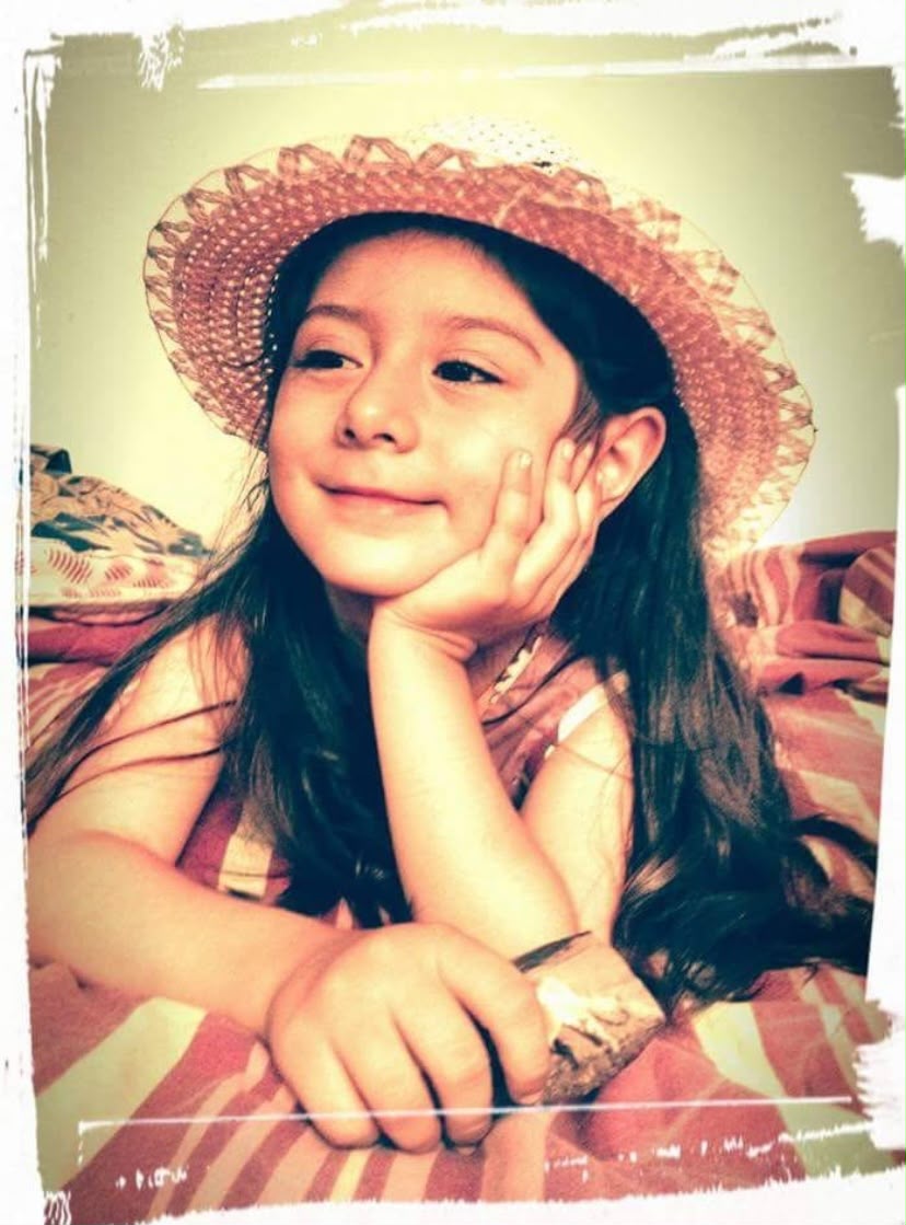 Daniela cuando era pequeña, con sombrero